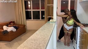 fui arruma a maquina de uma cliente, e o marido intertido com a televisao, e deixou q mulher gostosa do meu lado, fodi ela bem gostoso escondido dele