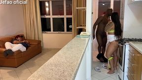 fui arruma a maquina de uma cliente, e o marido intertido com a televisao, e deixou q mulher gostosa do meu lado, fodi ela bem gostoso escondido dele