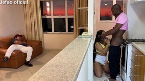 fui arruma a maquina de uma cliente, e o marido intertido com a televisao, e deixou q mulher gostosa do meu lado, fodi ela bem gostoso escondido dele