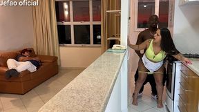 fui arruma a maquina de uma cliente, e o marido intertido com a televisao, e deixou q mulher gostosa do meu lado, fodi ela bem gostoso escondido dele