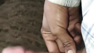 Homens indianos gostosos se masturbam enquanto recebem fisting anal profundo.