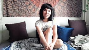 ”Ersties - Luna B fingert sich intensiv beim Masturbieren”