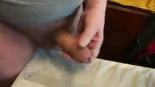 Watch these amateur guys give the best handjobs ever on webcam!