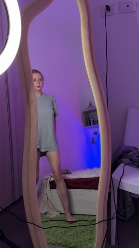 OnlyFans teen shows off her tits