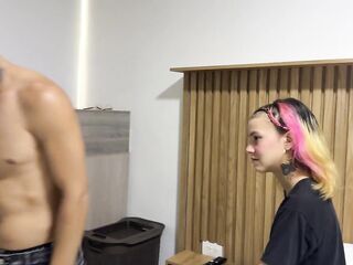 ¿Que puede pasar si una pareja de hermanastros latinos comparten habitacion de hotel?