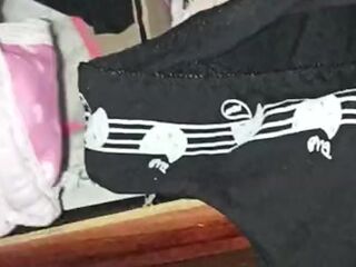 Lleno de lechita las bragas de mi'miga
