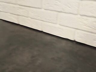 Studentka Wynajmuje Mieszkanie Na Specjalnych Warunkach. Polskie Dialogi