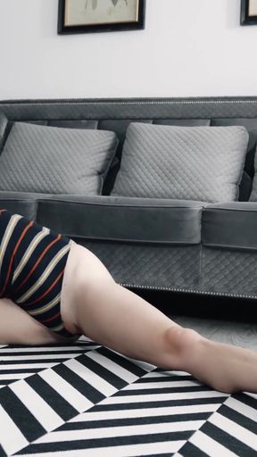 Flexible MILF toying her tight asshole