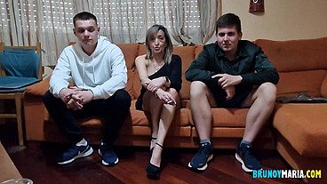 EL CAPRICHO DE LA MILF: DESVIRGAR A DOS NUEVOS PICHONES MUY JOVENCITOS