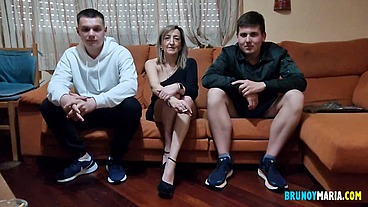 EL CAPRICHO DE LA MILF: DESVIRGAR A DOS NUEVOS PICHONES MUY JOVENCITOS