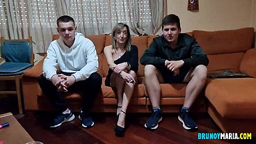 EL CAPRICHO DE LA MILF: DESVIRGAR A DOS NUEVOS PICHONES MUY JOVENCITOS