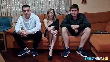 EL CAPRICHO DE LA MILF: DESVIRGAR A DOS NUEVOS PICHONES MUY JOVENCITOS