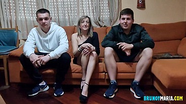 EL CAPRICHO DE LA MILF: DESVIRGAR A DOS NUEVOS PICHONES MUY JOVENCITOS