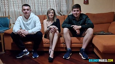 EL CAPRICHO DE LA MILF: DESVIRGAR A DOS NUEVOS PICHONES MUY JOVENCITOS