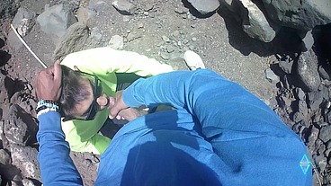 Very hot young tourist finds me pissing