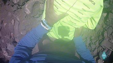 Very hot young tourist finds me pissing