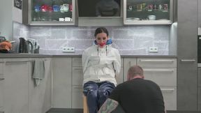 Miss Amira an einen Stuhl gefesselt in einem Farmerrain Regenanzug (behind the scenes)