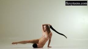 ”Watch the hot brunette Ursula Fe doing a bridge”