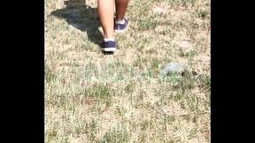 &iexcl_Esc&aacute_ndalo en el pueblo! Mujer pillada en el campo acepta coger a escondidas con su vecino dentro del coche de su marido.