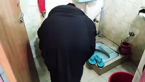 Indian Muslim Hot MILF Aunty gets anal fucked by Neighbor Guy When She was Washing Cloths in Toilet