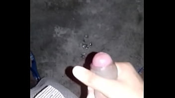 Punheta do novinho com gozada