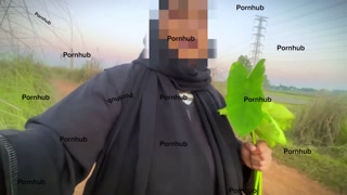Egypt Muslim Farm girl With Abaya Try to find cucumber in farmland For Her Pussy مؤخرة كبيرة و مهبل