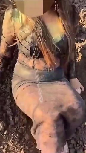 Beuatiful Bhabhi Sex with a Delevery Boy at Roadside