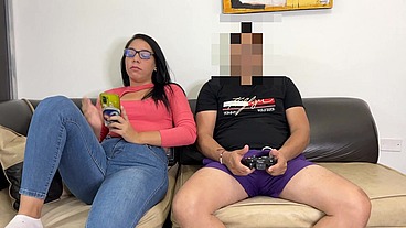 Si Mi Madrastra quiere Jugar tiene que Hacerlo Sentada en mis Piernas