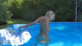 blonde model gets it in the pool !!