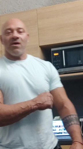 Bodybuilder Stepdaddy Get Sucked off