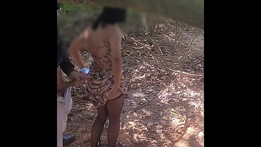 De vestido abaixando a calcinha no mato sexo com gozanda dentro