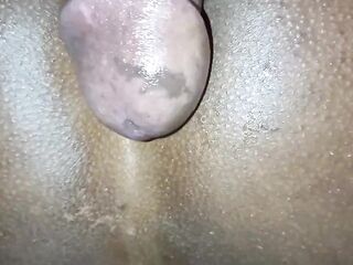 Dando o cuzinho bem gostoso, abrindo com as fuss mãos para entrar bem fundo