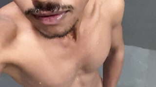 Unge indiske college tenåringer i hardcore baderomsfuck med store kuker og hete cumshots