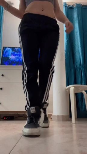 video fetish scarpe & calzini odorosi con nudo + derisione del pene!