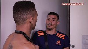 eu e meu amigo fodemos o safado que foi fazer faxina em casa