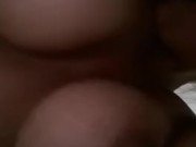 Milf puta, cuando pasan de sorpresa de adelante a atrás...y 3 kg de tetas