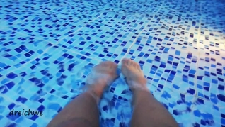 Fetiche de pies en una piscina grande