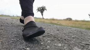 kultiger spass mit den pfutzen an der landstrasse