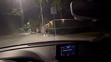 PEGARAM AS PUTINHAS NA RUA! Yasmin Mineira e Flavia Oliver são fodidas por um só pau