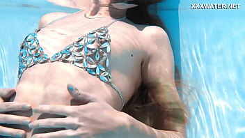 Russian baddy Ivi Rein gets horny underwater