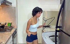 Mi pequena hermanastra se queda atascada en la lavadora y yo aprovecho para follarla duro y venirme