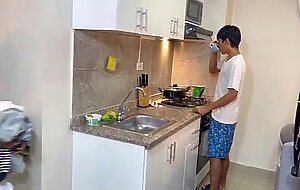 Mi pequena hermanastra se queda atascada en la lavadora y yo aprovecho para follarla duro y venirme