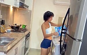 Mi pequena hermanastra se queda atascada en la lavadora y yo aprovecho para follarla duro y venirme