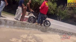 comi a gostosa na praca, em cima da moto, com varios outros homens