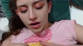 Timida Amateur Aprende a Mamar Poya y Sacar Leche