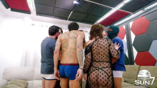 สาวหุ่นอวบอั๋นในชุดชั้นในและถุงน่อง ถูกเลียช่องคลอดก่อนที่จะถูกกระแทกทางทวารหนักในงานปาร์ตี้เซ็กส์สุดเหวี่ยง พร้อมออรัลเซ็กส์และหลั่งน้ำอสุจิ