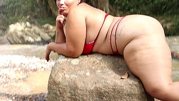 follando en el rio al aire libre