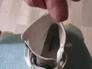 Je remplis ma converse de sperme