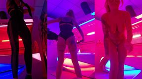 dans la cabine uv je te montre la trace de bronzage de mon string