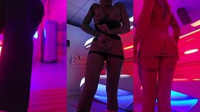 dans la cabine uv je te montre la trace de bronzage de mon string